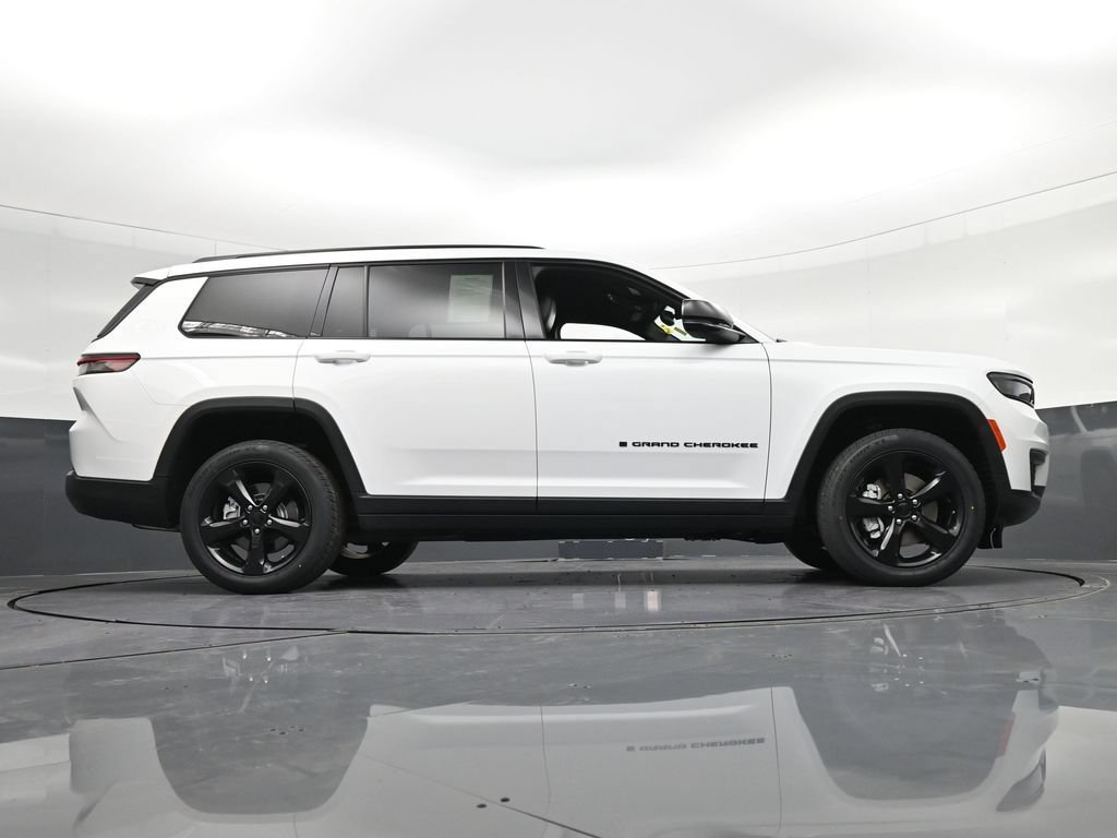 Used 2023 Jeep Grand Cherokee L Laredo AWD/4WD image 19