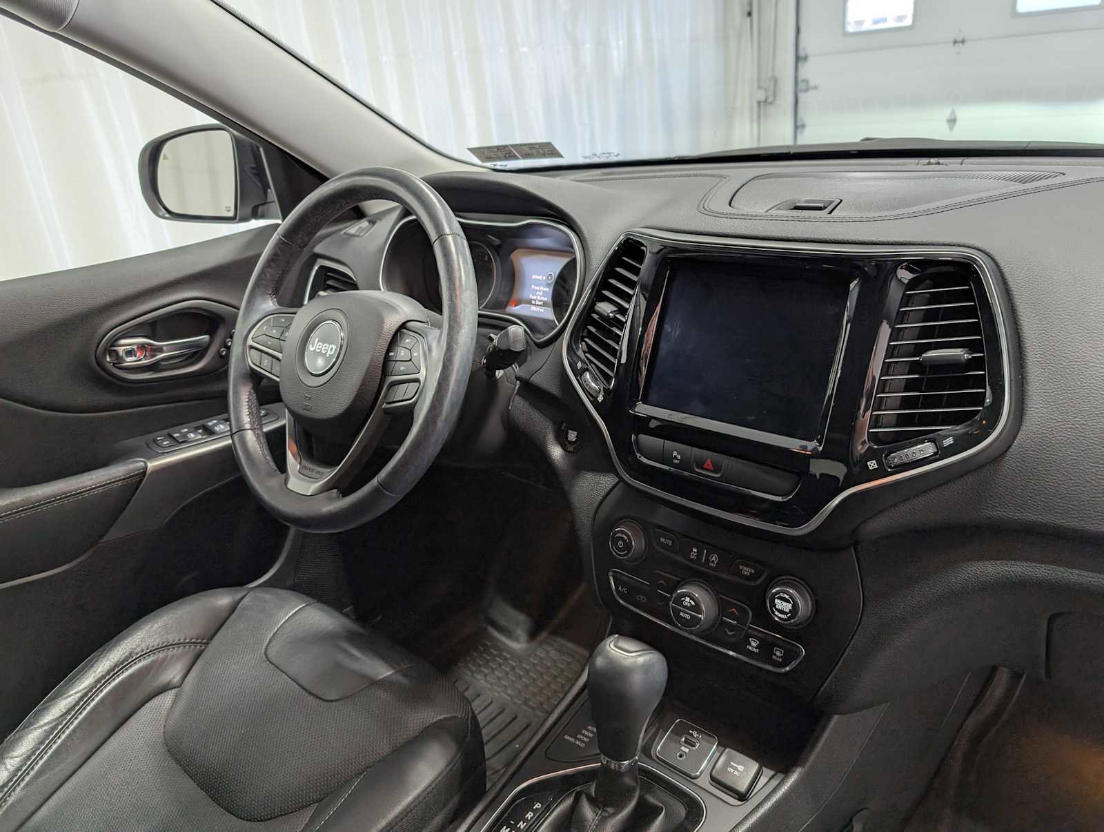 Used 2020 Jeep Cherokee Limited image 43