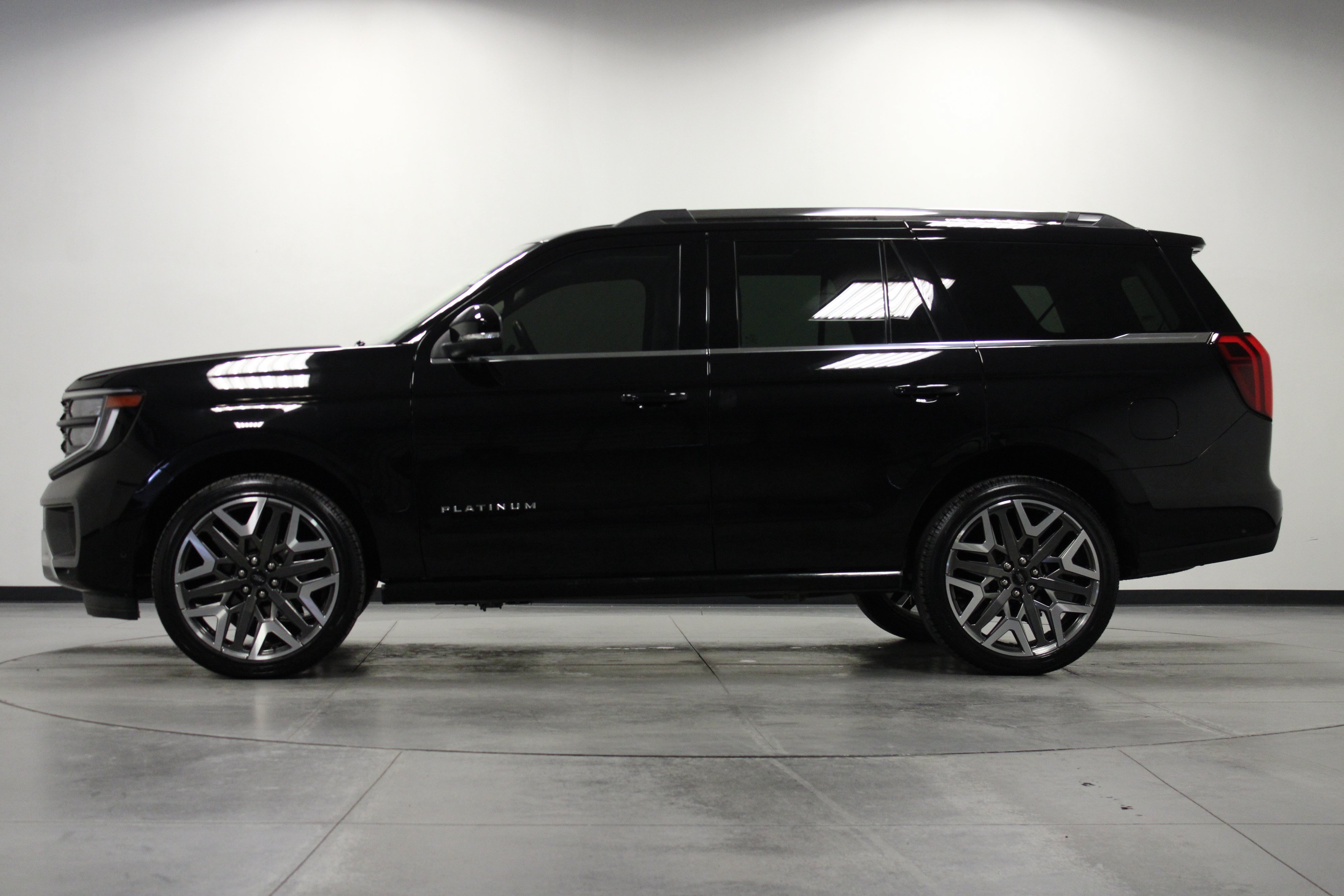 Used 2025 Ford Expedition Platinum w/ Platinum Ultimate Package AWD/4WD image 7