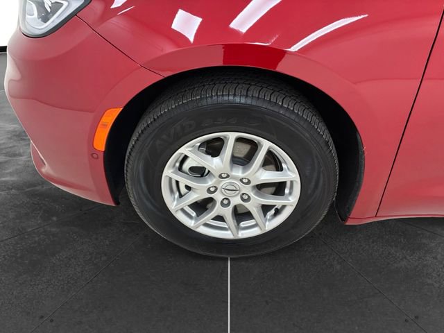 Used 2025 Chrysler Pacifica Select FWD image 9