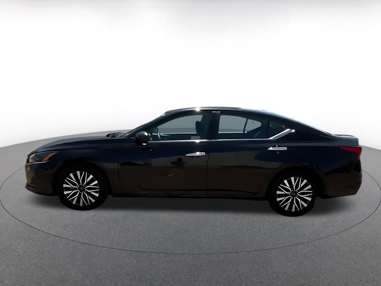 Used 2025 Nissan Altima 2.5 SV FWD image 10