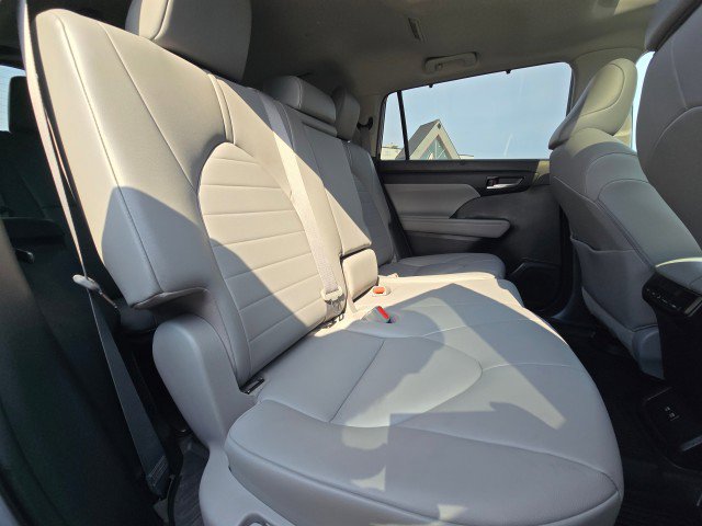 Used 2021 Toyota Highlander XLE image 15