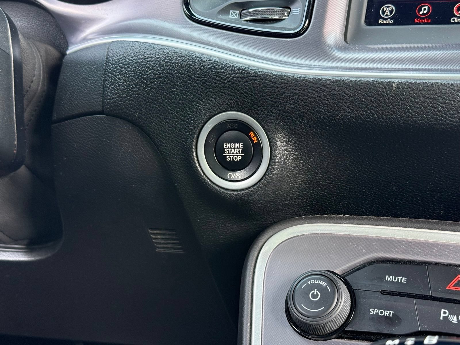 Used 2019 Dodge Challenger R/T w/ Driver Convenience Group RWD image 21