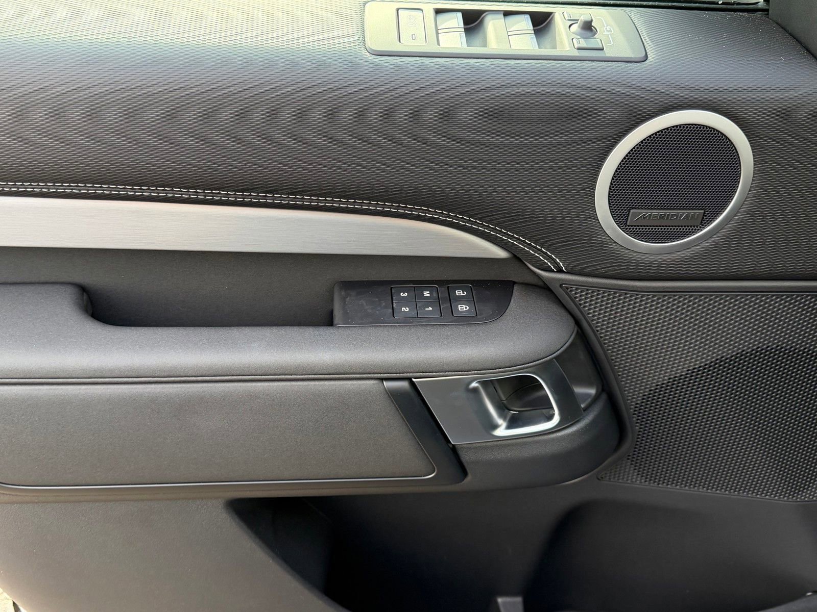 New 2026 Land Rover Discovery Dynamic SE image 22