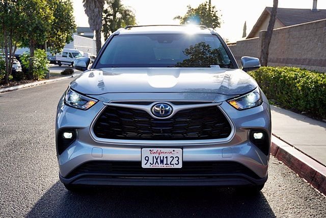 Used 2024 Toyota Highlander XLE AWD/4WD image 5