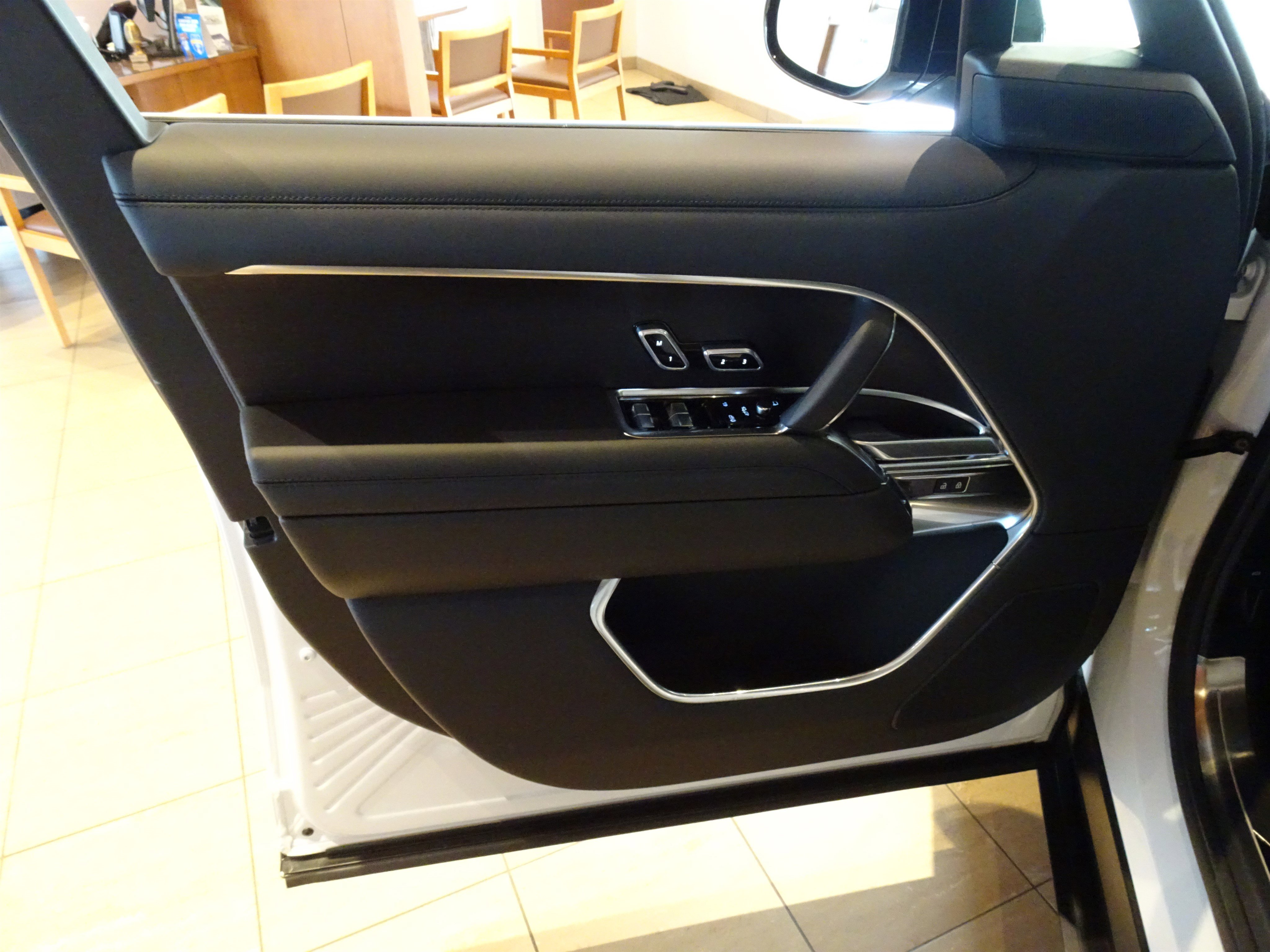 New 2025 Land Rover Range Rover Long Wheelbase SE image 20