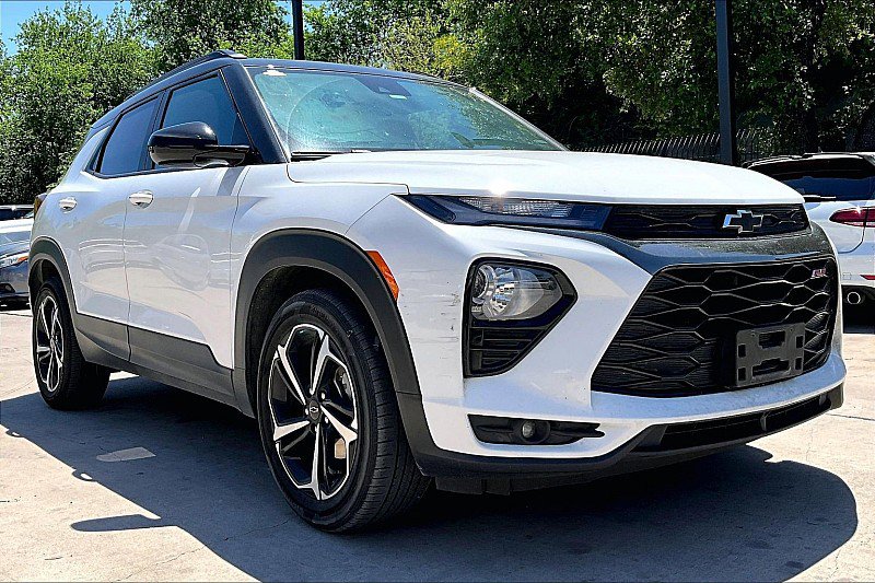 Used 2023 Chevrolet TrailBlazer RS w/ Sun and Liftgate Package FWD image 2