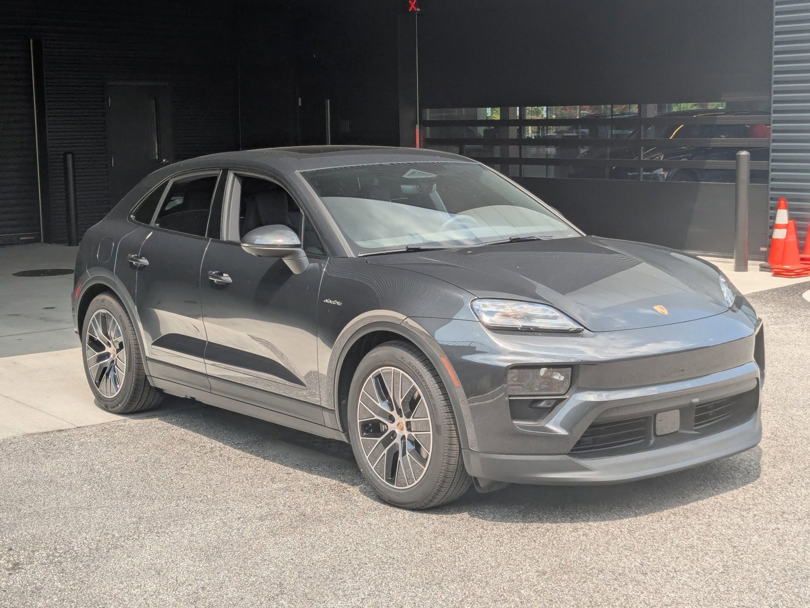 Certified 2025 Porsche Macan 4 Electric AWD/4WD image 7