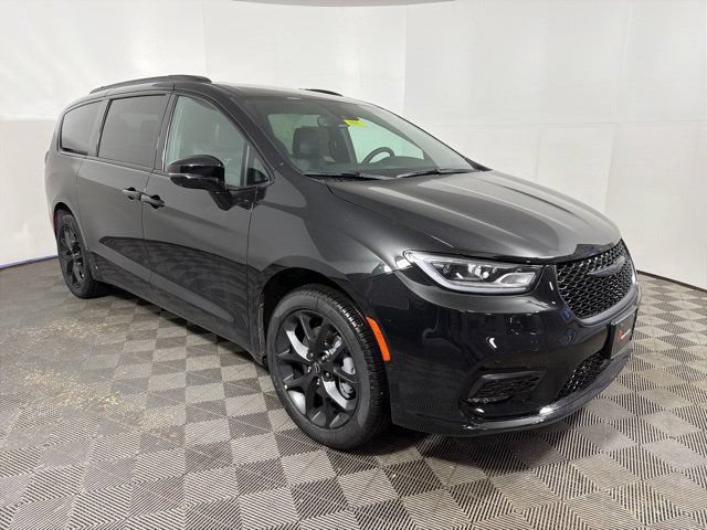 New 2026 Chrysler Pacifica Select w/ S Appearance Package