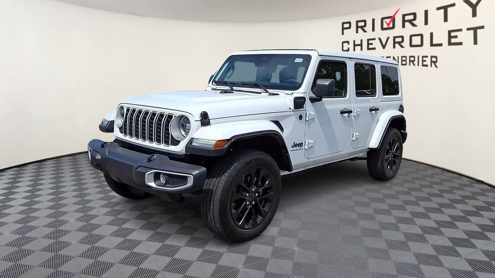 Used 2025 Jeep Wrangler Unlimited Sahara w/ Safety Group AWD/4WD image 4