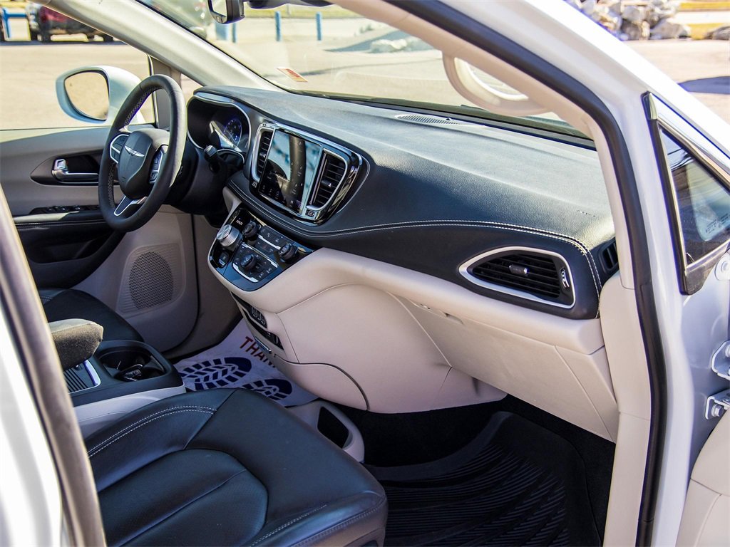 Used 2022 Chrysler Pacifica Touring-L image 15