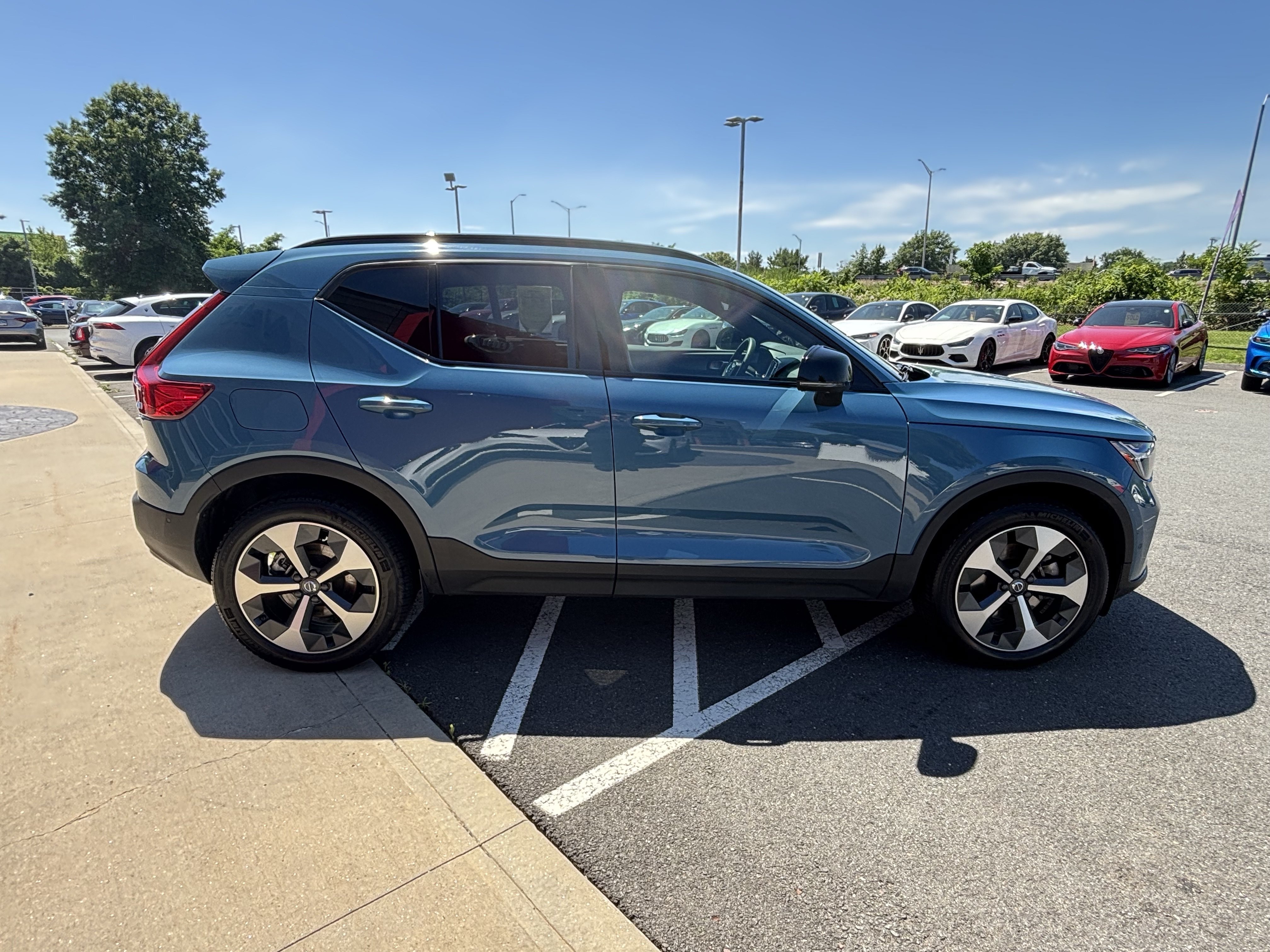 Used 2025 Volvo XC40 B5 Plus AWD/4WD image 9