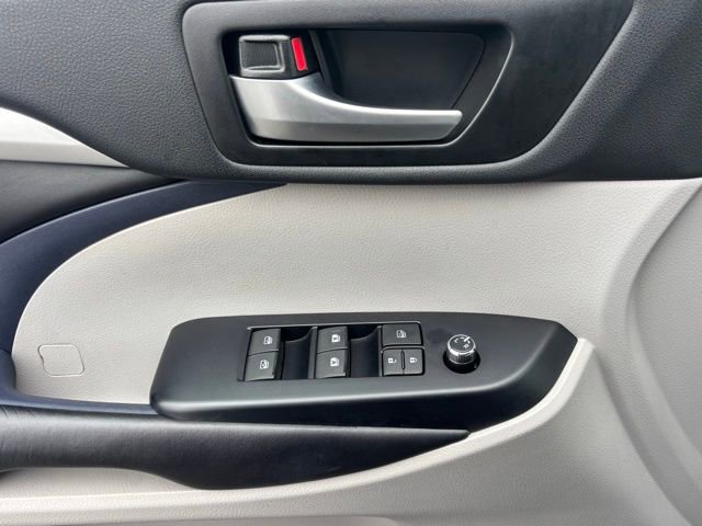 Used 2019 Toyota Highlander XLE image 11