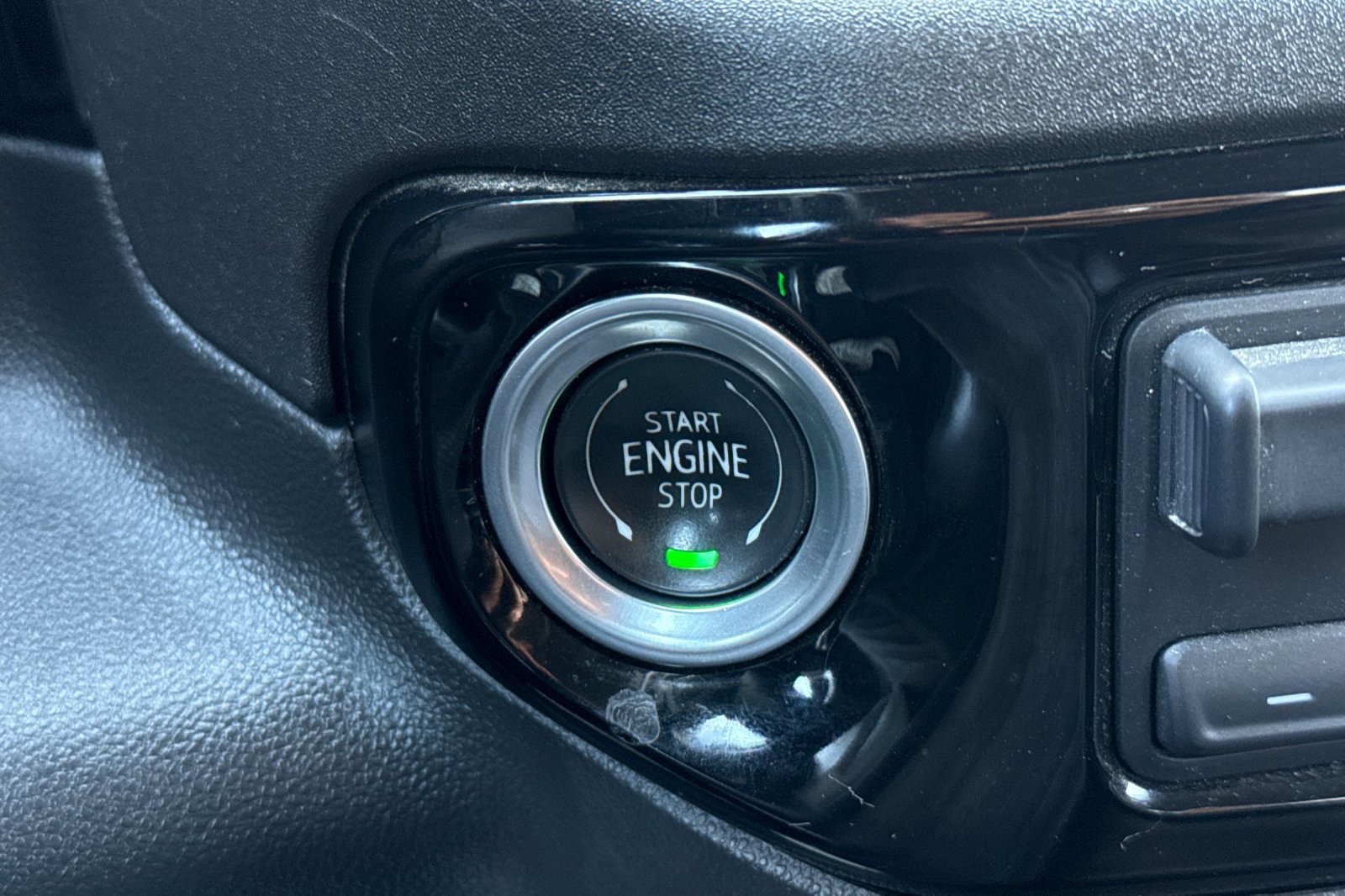 Used 2025 GMC Sierra 1500 SLT image 28