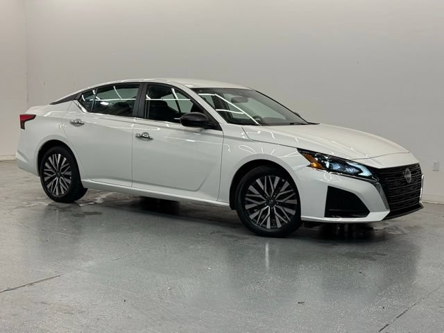 Used 2025 Nissan Altima 2.5 SV FWD image 2