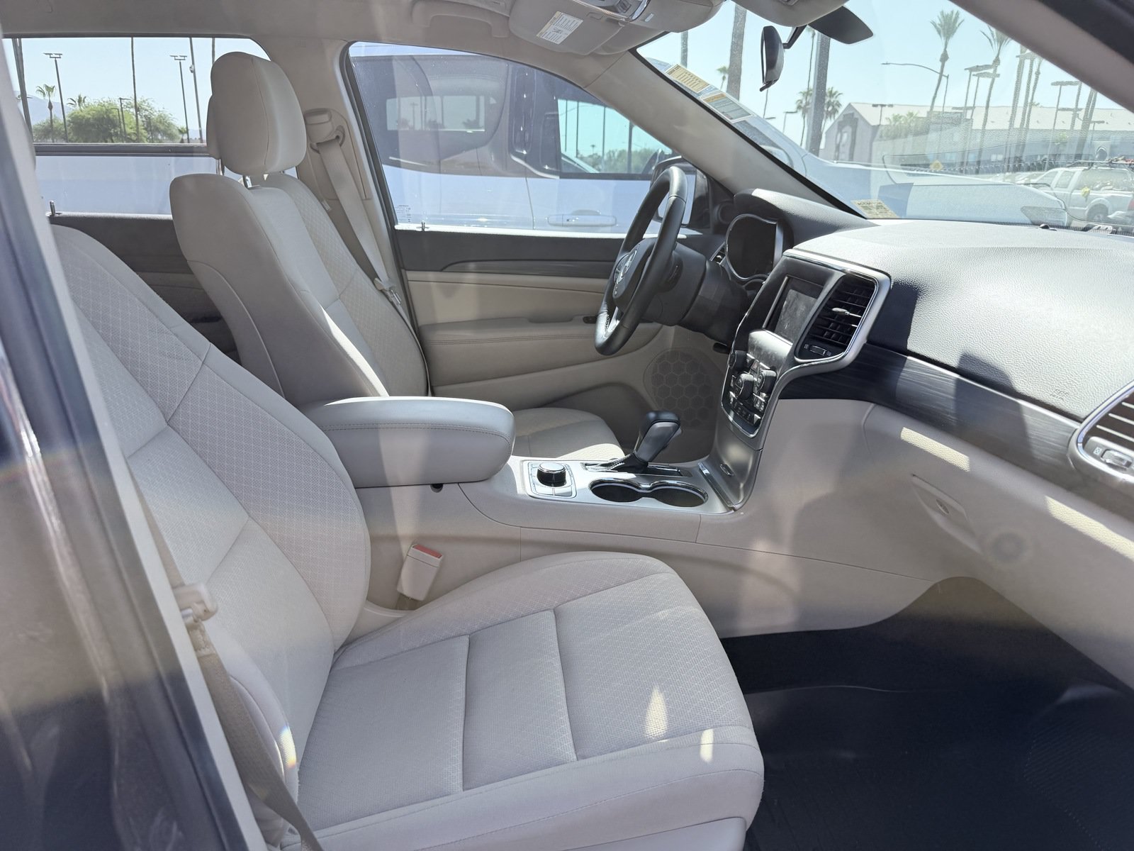 Used 2019 Jeep Grand Cherokee Laredo AWD/4WD image 2