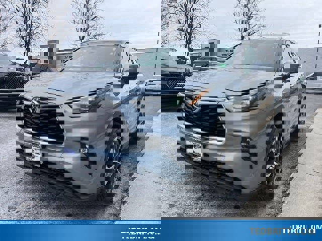 Used 2022 Toyota Highlander XLE image 3