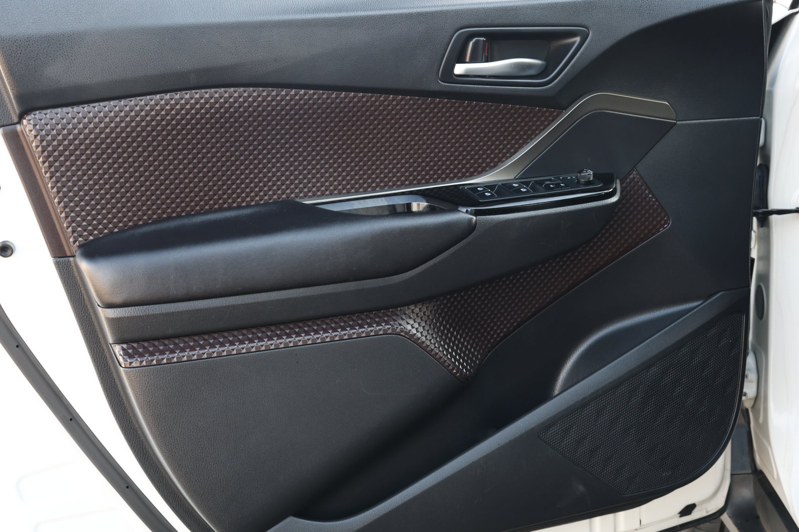 Used 2019 Toyota C-HR Limited FWD image 25