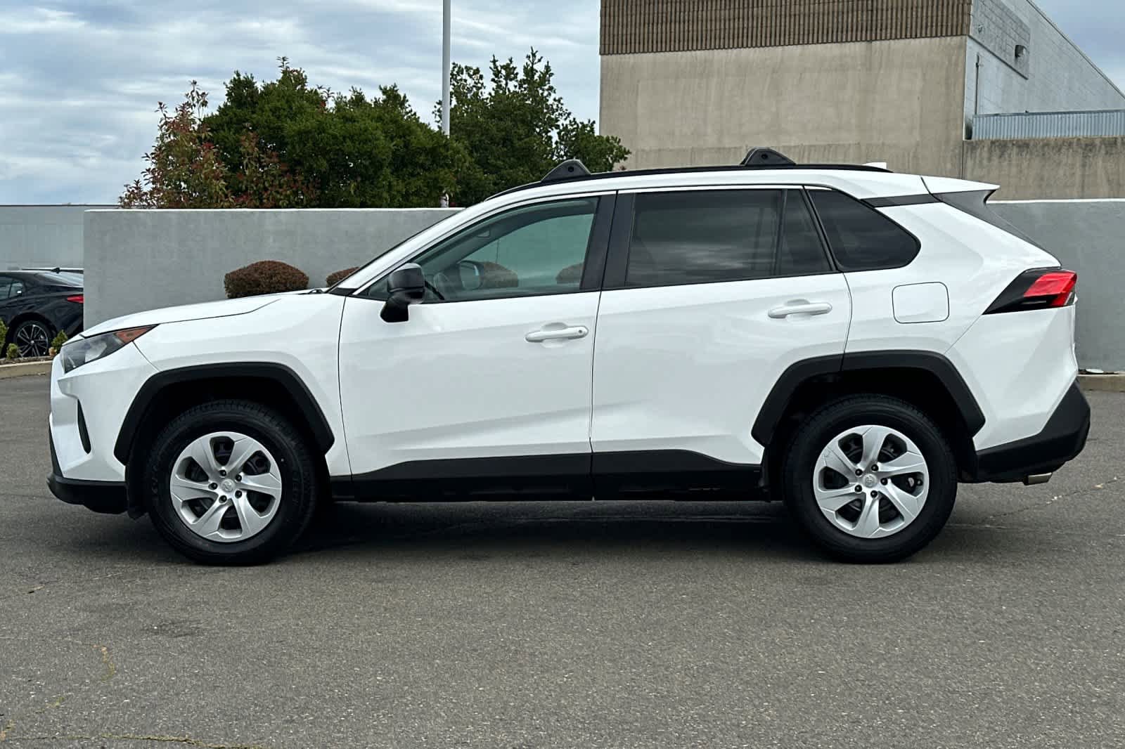 Used 2019 Toyota RAV4 LE w/ Carpet Mat Package FWD image 9