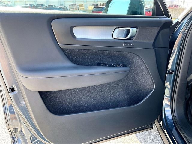 Used 2021 Volvo XC40 T5 Momentum w/ Premium Package image 9