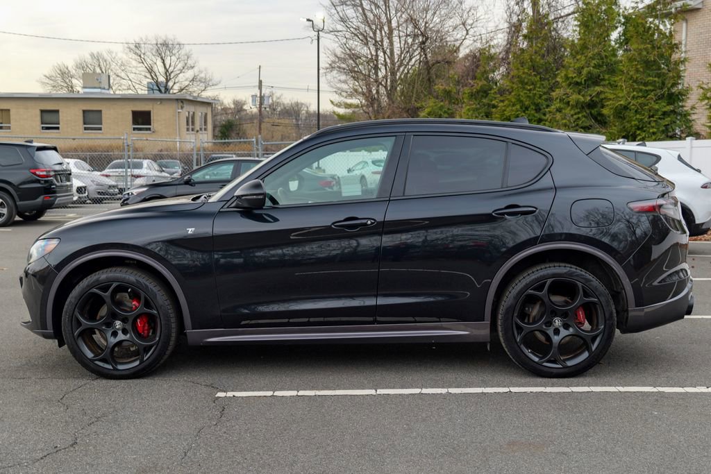 Used 2024 Alfa Romeo Stelvio Ti w/ Performance Driving Package image 4