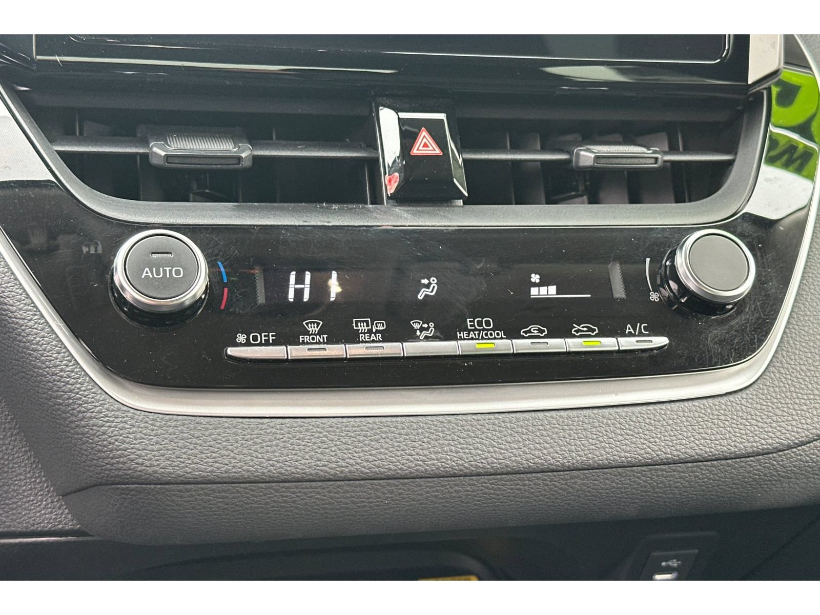 Used 2025 Toyota Corolla LE w/ LE Premium Package FWD image 21