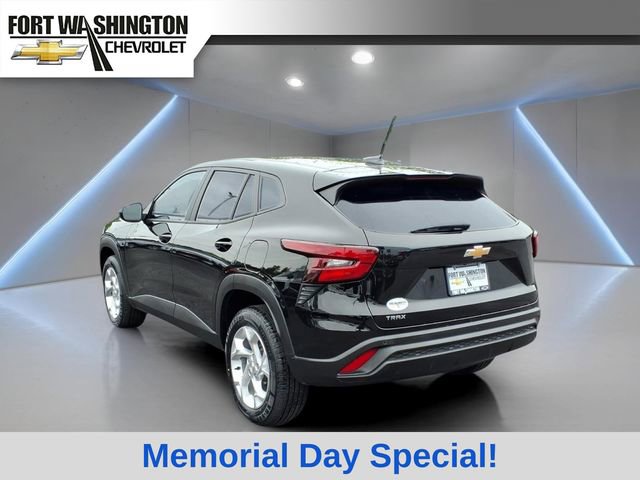 Used 2025 Chevrolet Trax LS w/ LS Convenience Package FWD image 3