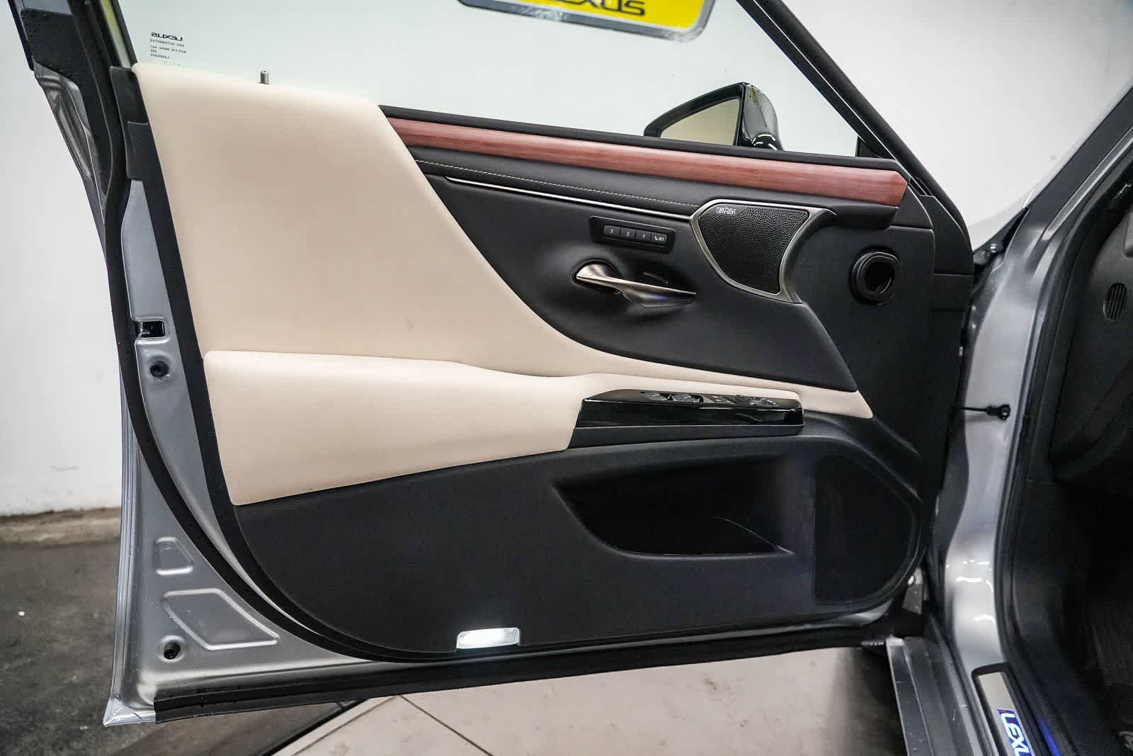 Used 2025 Lexus ES 300h w/ Accessory Package (Z2) FWD image 20