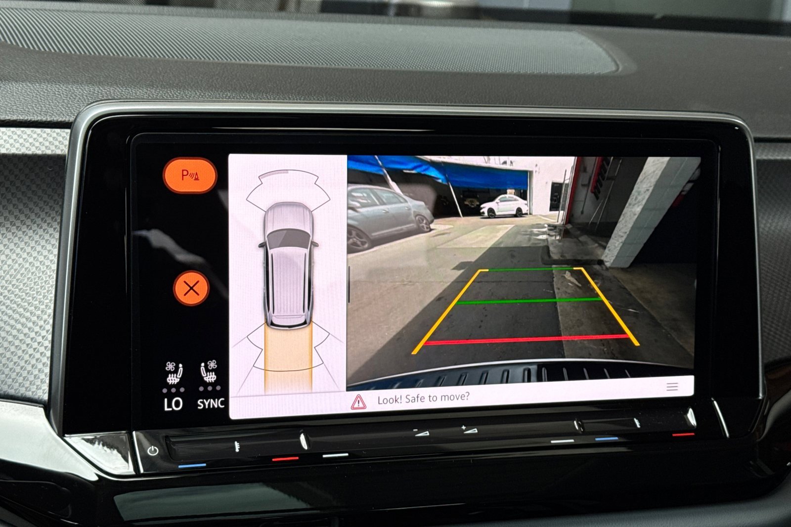 New 2025 Volkswagen Atlas Peak Edition SE image 18