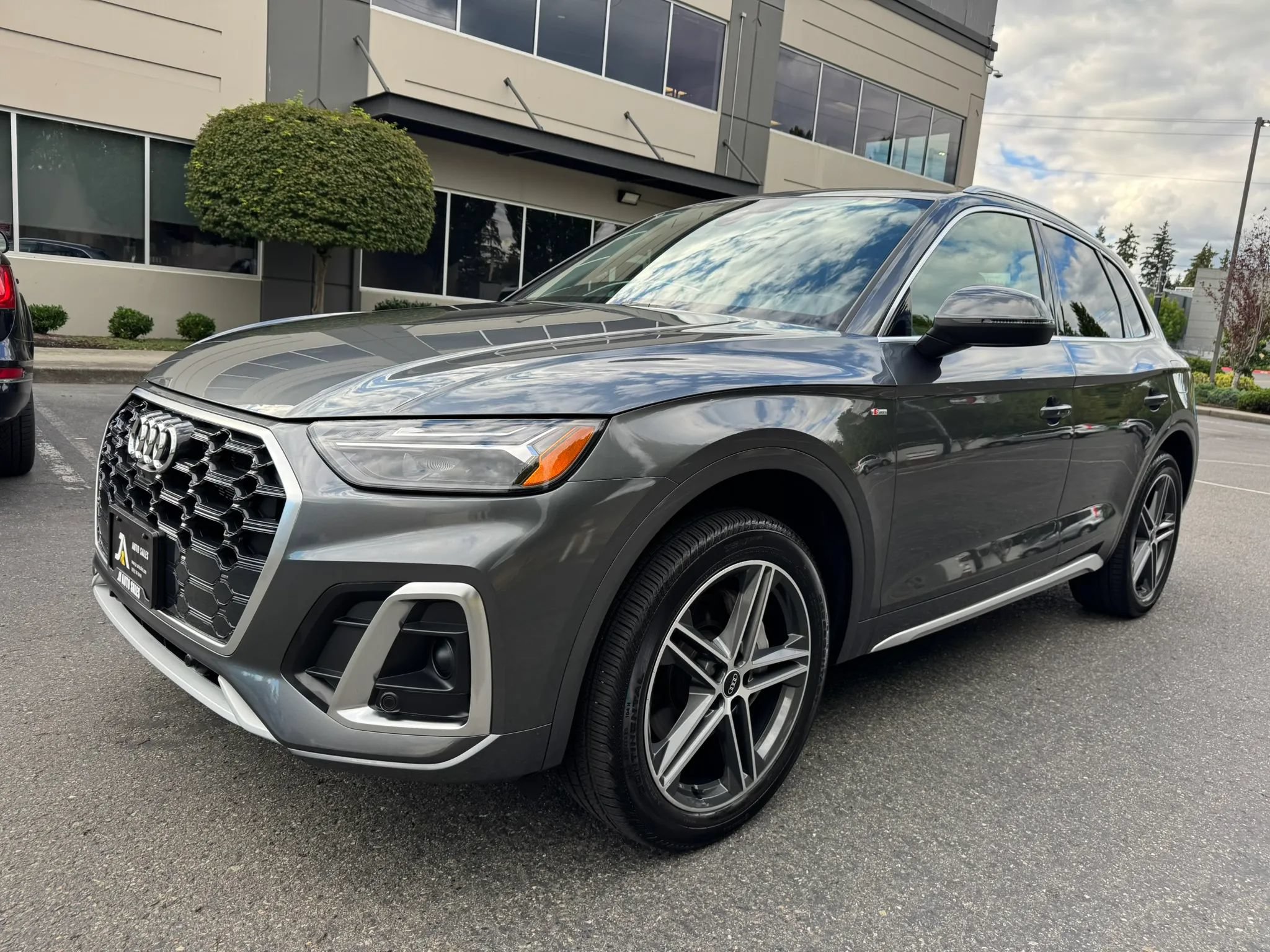 Used 2022 Audi Q5 e Premium Plus w/ Premium Plus Package AWD/4WD image 4