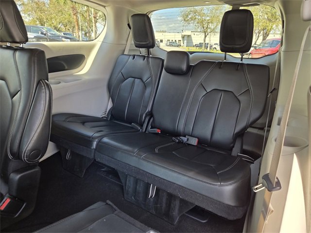 Certified 2023 Chrysler Pacifica Touring-L image 15