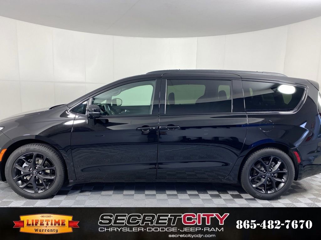 New 2026 Chrysler Pacifica Select w/ S Appearance Package image 4