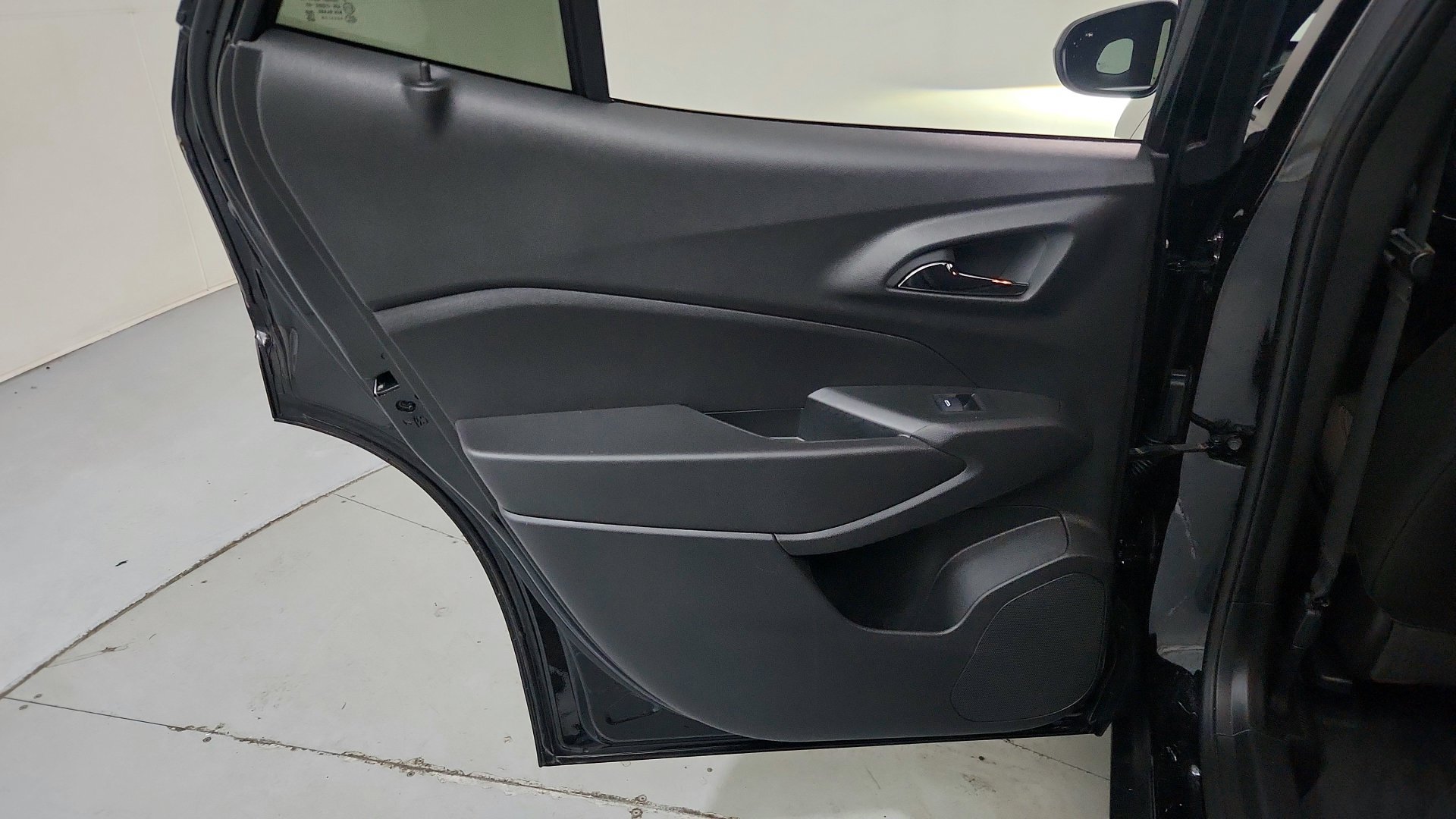 Used 2025 Chevrolet Trax RS w/ Sunroof Package FWD image 23