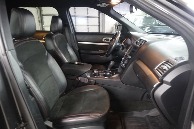 Used 2018 Ford Explorer XLT w/ Equipment Group 202A AWD/4WD image 28