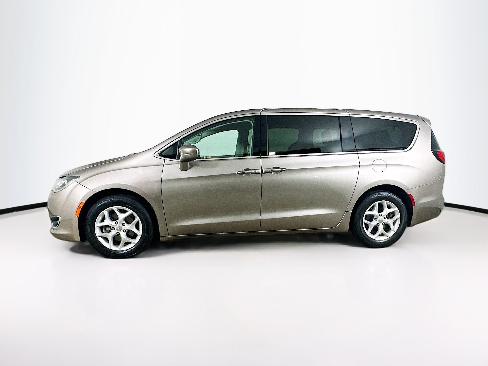 Used 2018 Chrysler Pacifica Touring Plus w/ Tire & Wheel Group FWD image 4