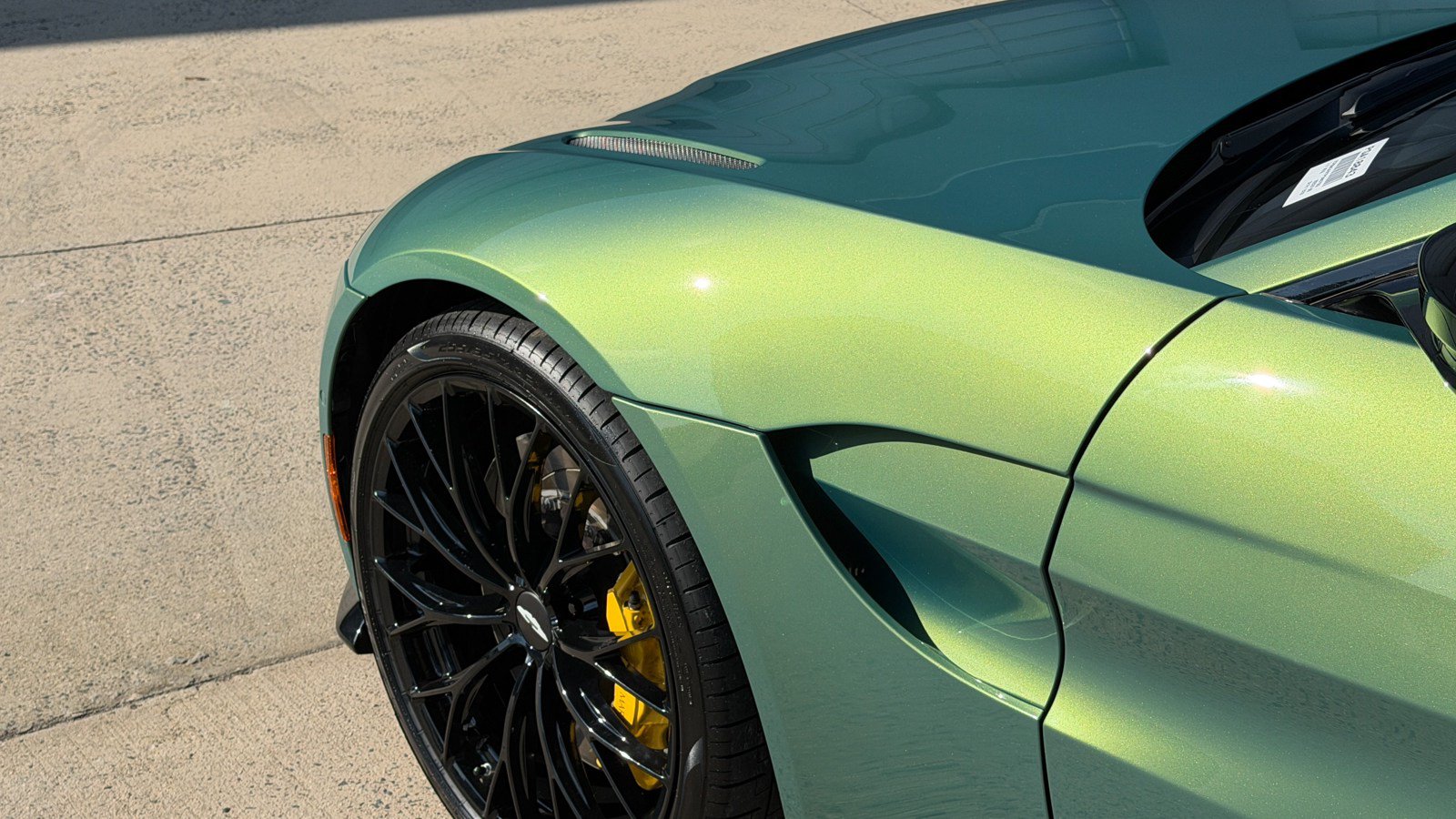 Used 2023 Aston Martin V8 Vantage Coupe RWD image 9