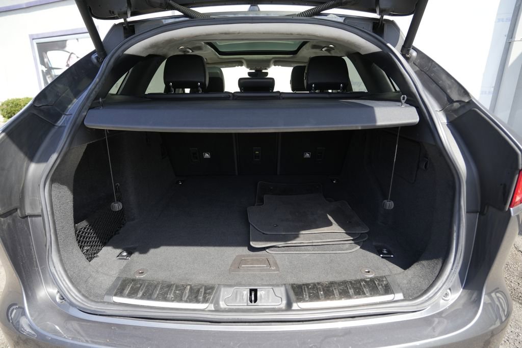 Used 2019 Jaguar F-PACE Premium image 15