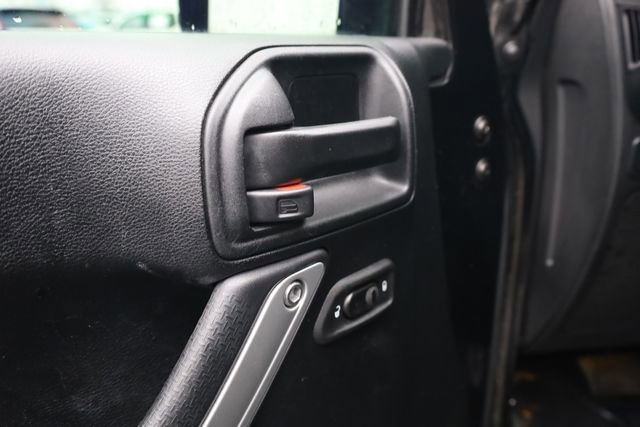Used 2018 Jeep Wrangler Unlimited Rubicon w/ Connectivity Group AWD/4WD image 17