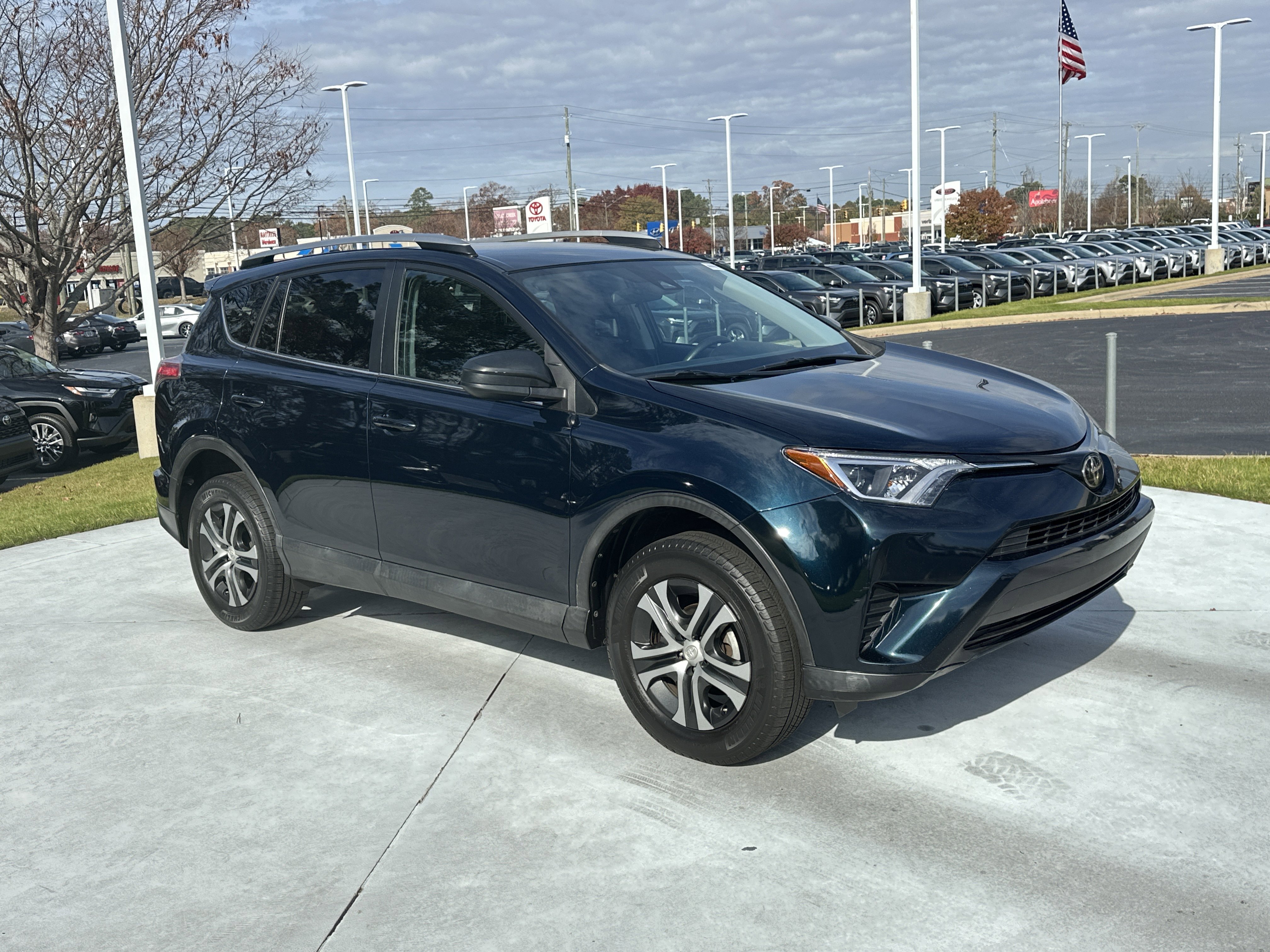 Used 2018 Toyota RAV4 LE image 2