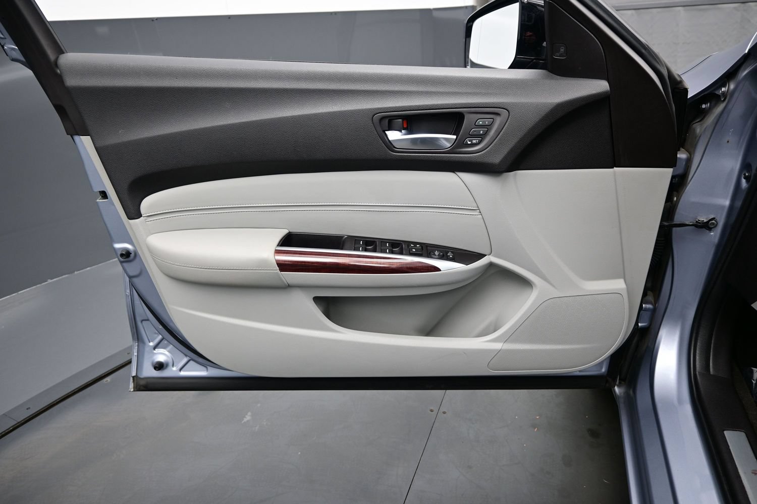 Used 2015 Acura TLX w/ Technology Package FWD image 9