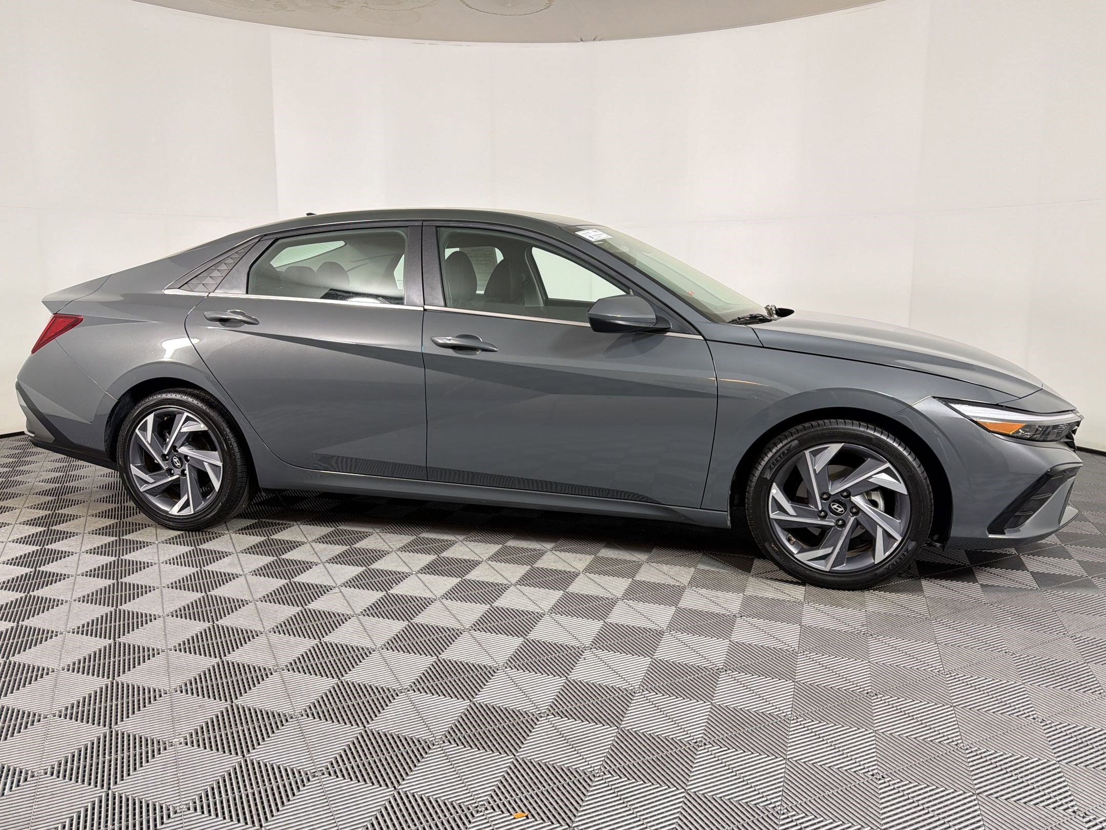 Used 2025 Hyundai Elantra SEL image 7