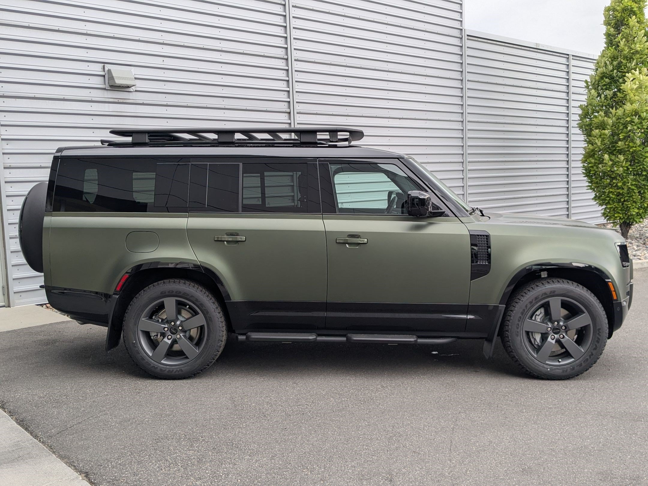 New 2026 Land Rover Defender 130 X-Dynamic SE AWD/4WD image 4
