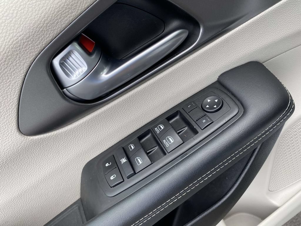 Used 2024 Chrysler Pacifica Touring-L FWD image 17