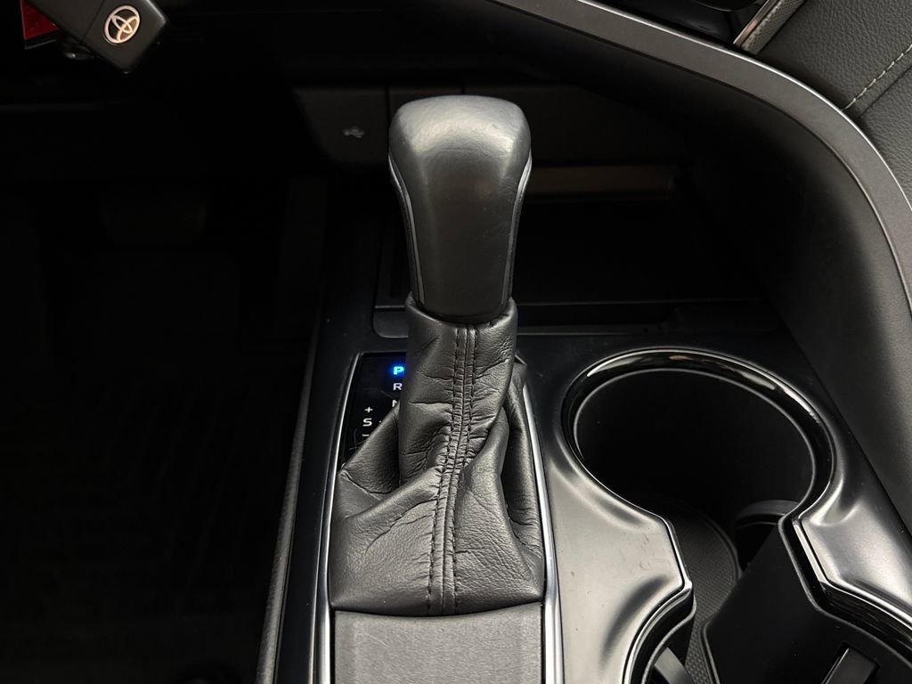 Used 2020 Toyota Camry SE w/ Carpet Mat Package image 18