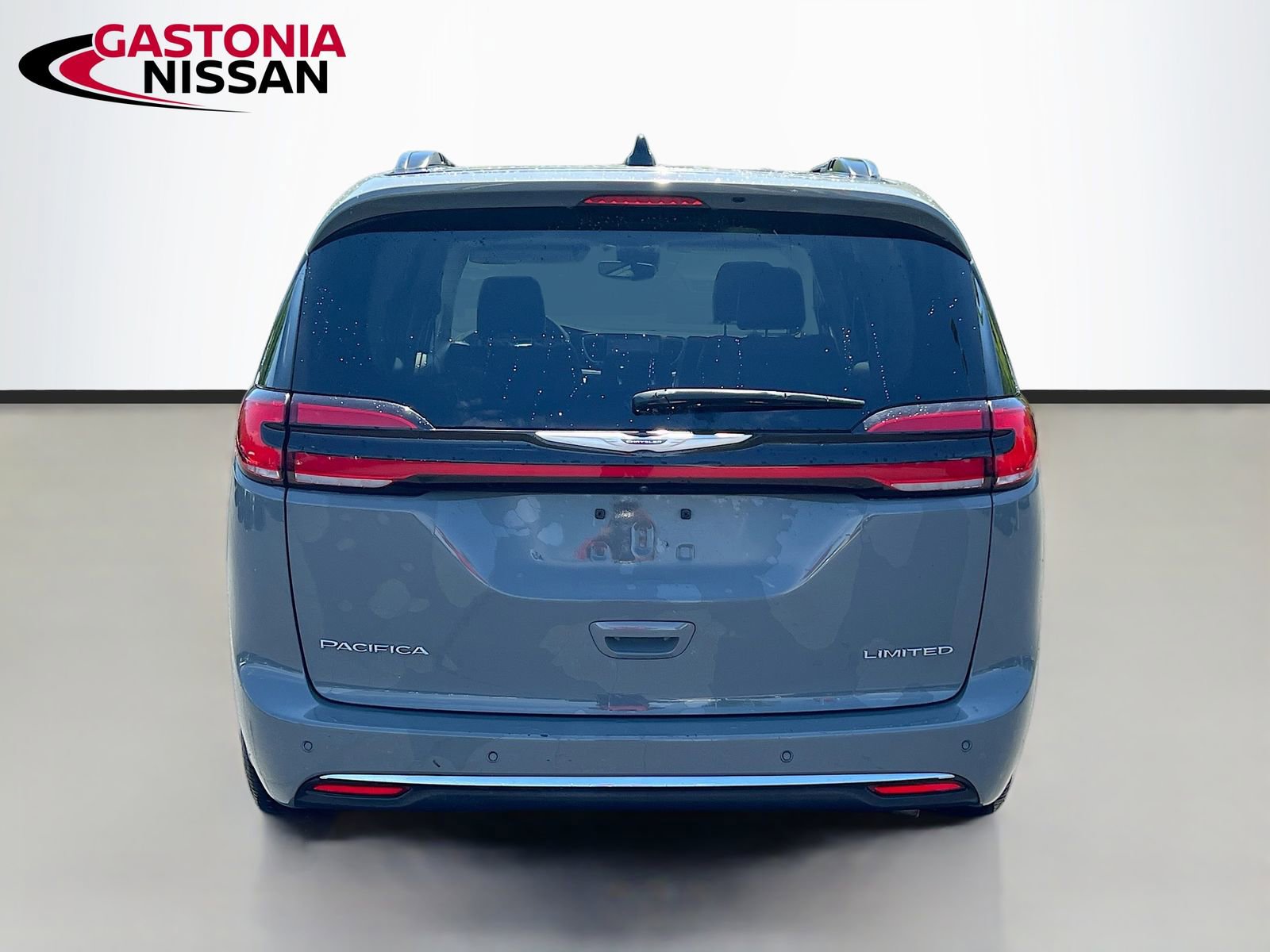 Used 2023 Chrysler Pacifica Limited FWD image 7