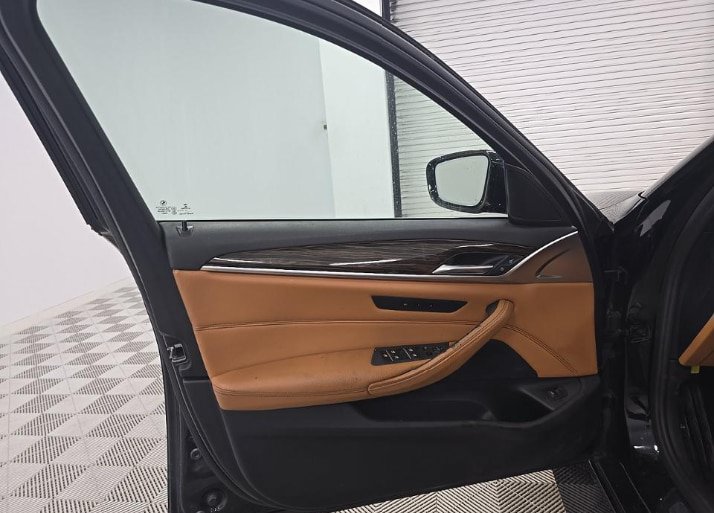 Used 2018 BMW 530i xDrive AWD/4WD image 9
