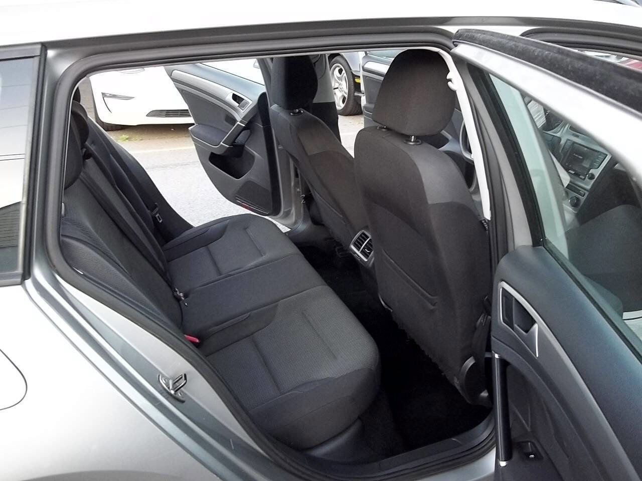 Used 2016 Volkswagen Golf S image 11
