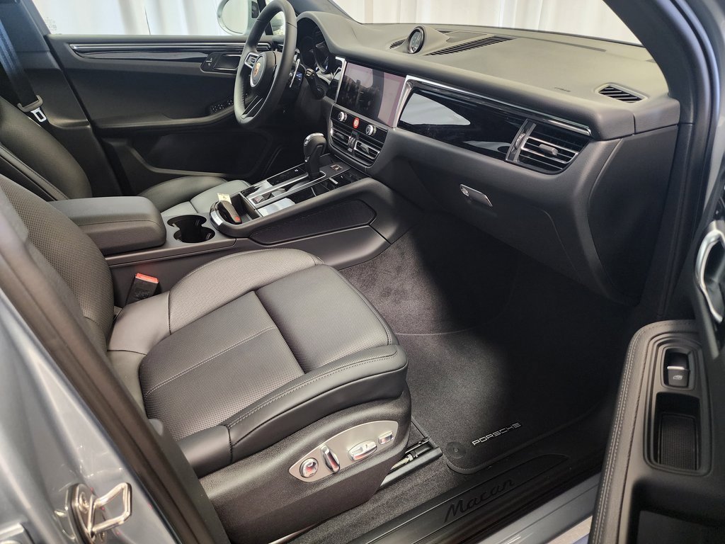 Used 2025 Porsche Macan . image 23