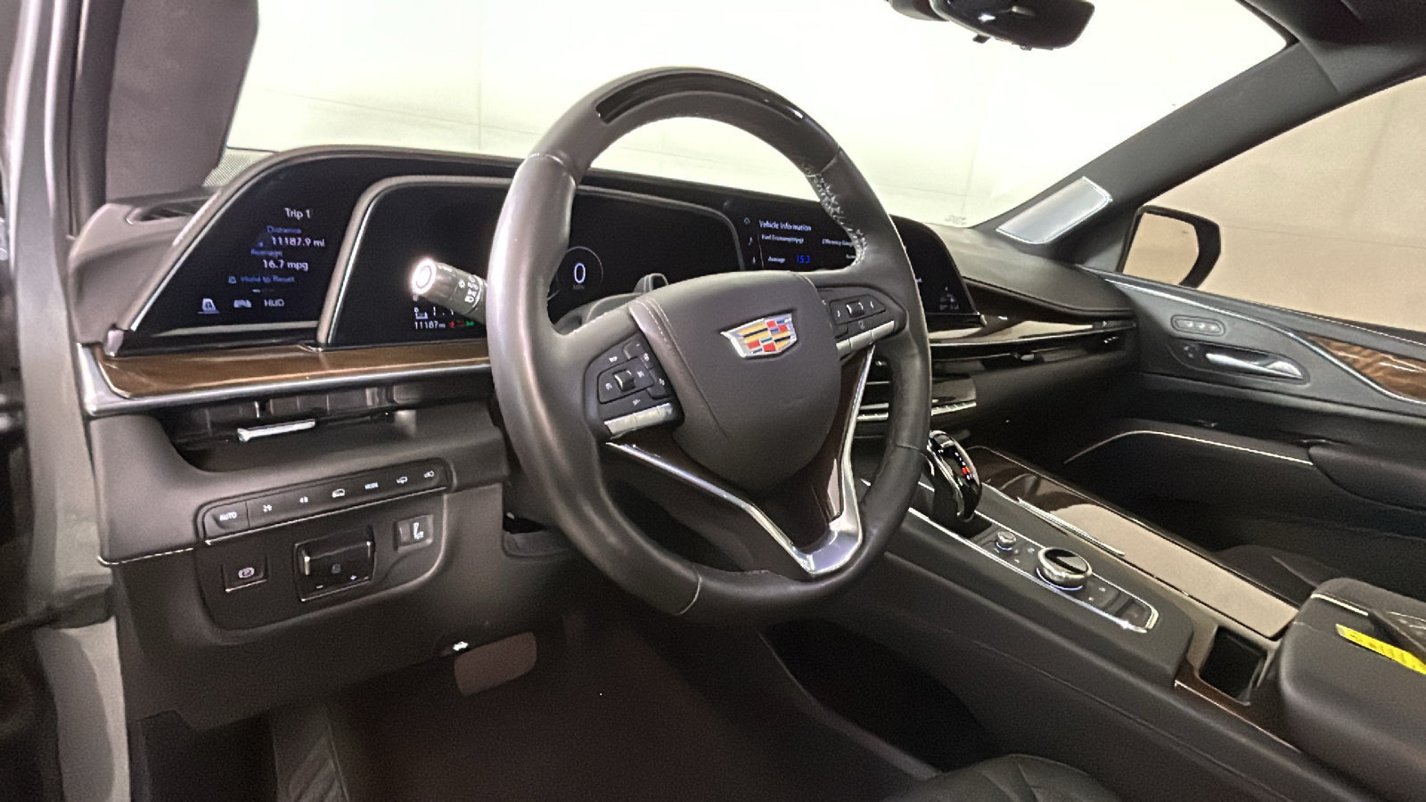 Used 2023 Cadillac Escalade Sport Platinum w/ LPO, ONYX Package AWD/4WD image 17