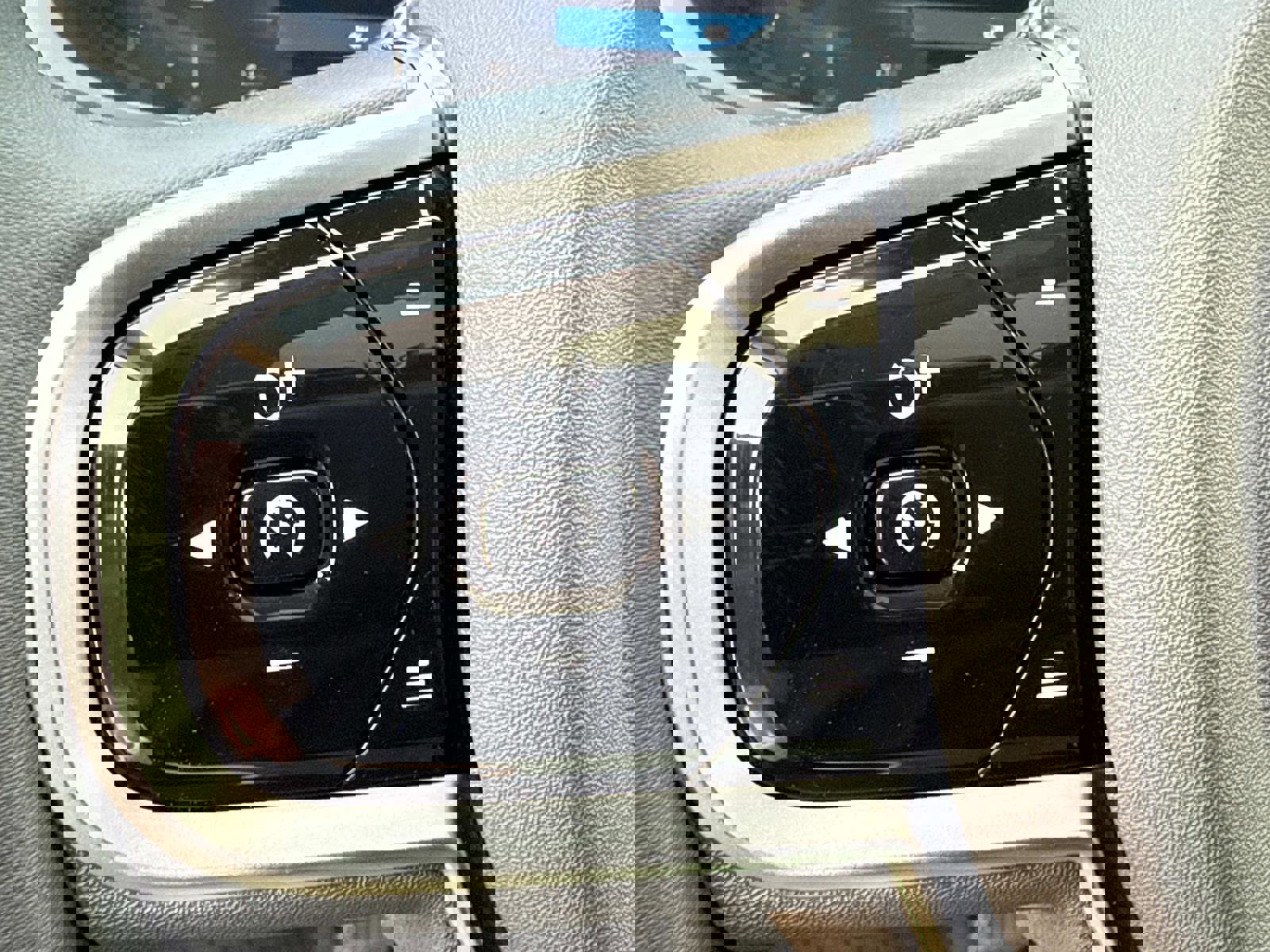 Certified 2025 Volvo XC60 B5 Plus w/ Climate Package image 30